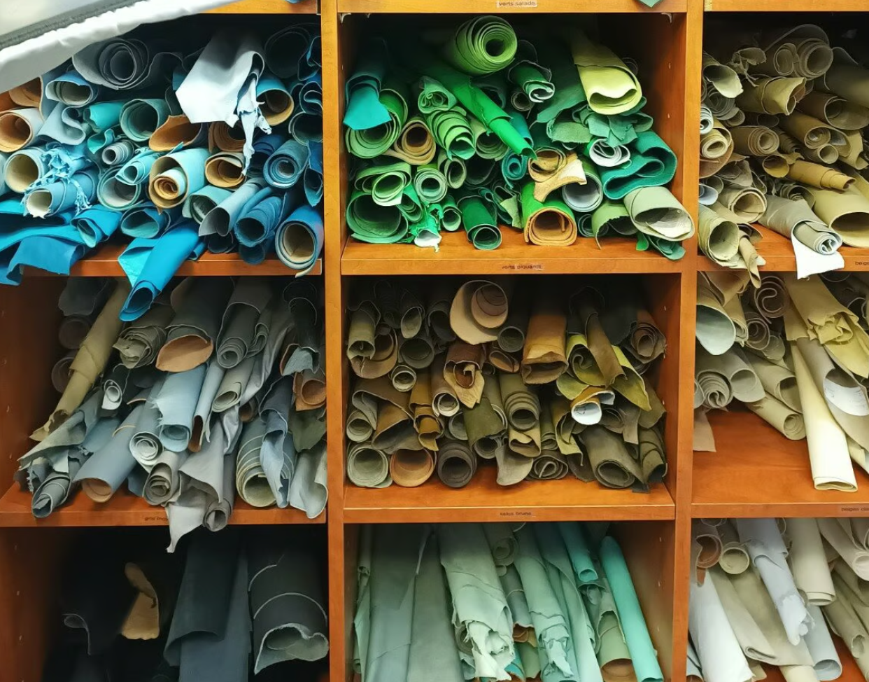 armoire-cuirs-couleurs-teintes-atelier-maroquinerie-yves-bocquel