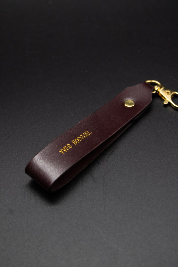 porte-cle-cuir-lie-de-vin-gravure-or-fermoir-or-yves-bocquel