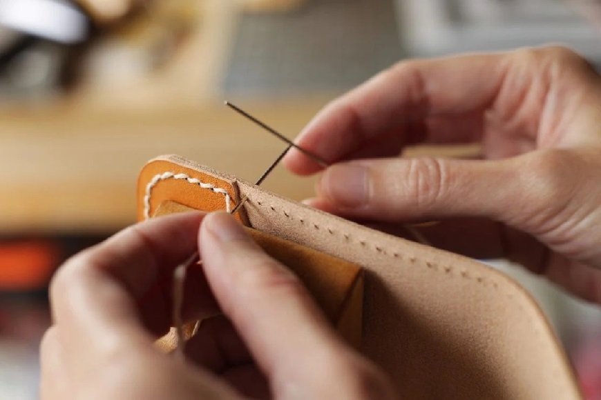 Couture sellier en cours de réalisation à la main dans l'atelier
