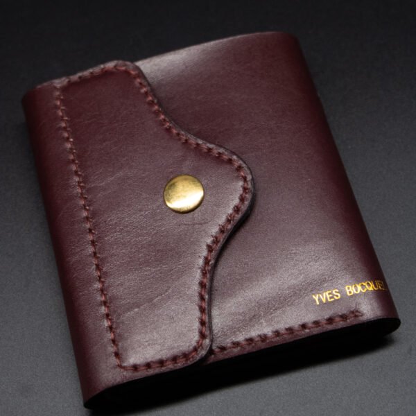 portefeuille-cuir-lie-de-vin-gravure-or-yves-bocquel-fait-main