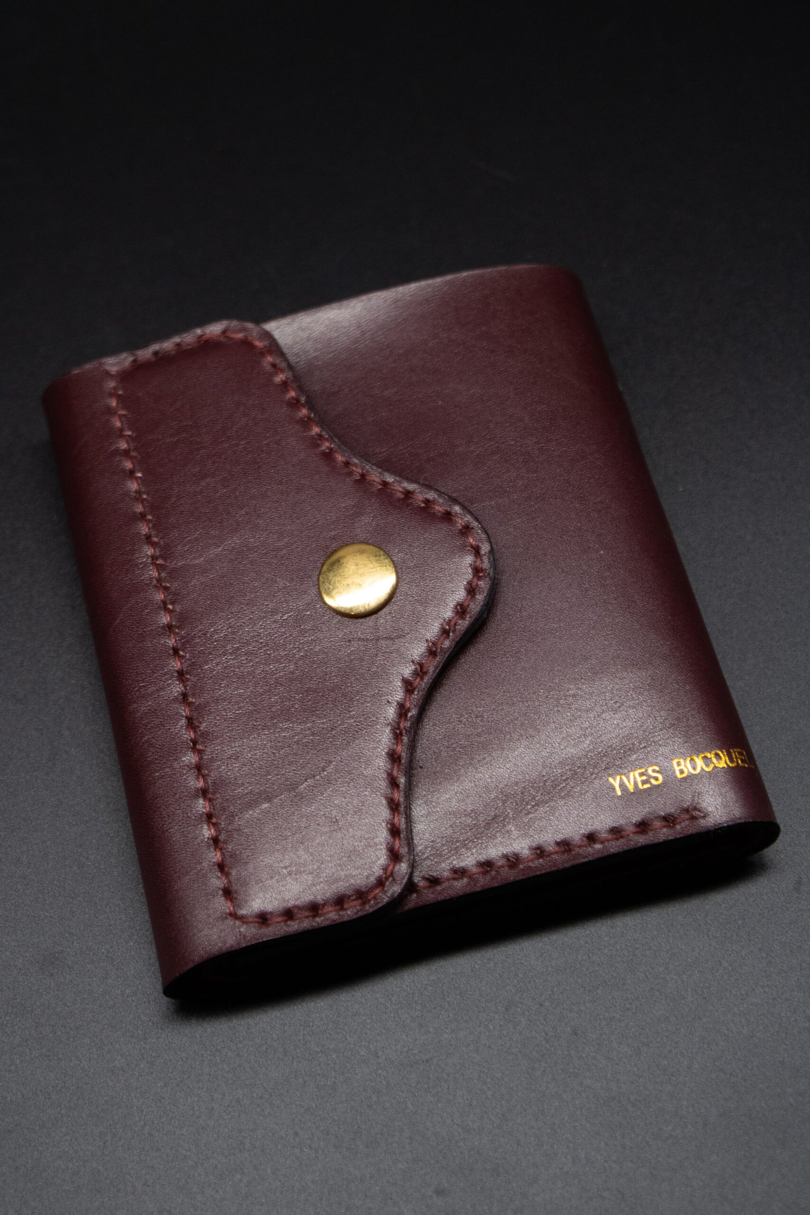 portefeuille-cuir-lie-de-vin-gravure-or-yves-bocquel-fait-main
