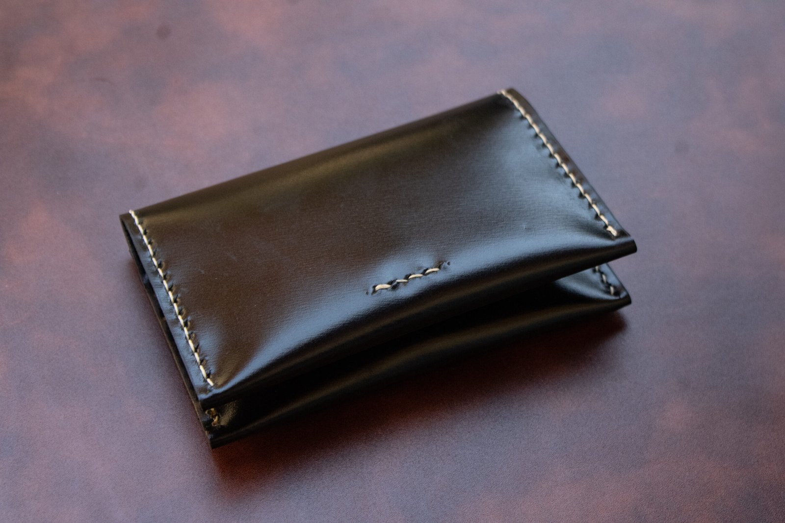 porte-carte-cuir-noir-vernis-bouton-fermoir-luxe-fait-main-yves-bocquel